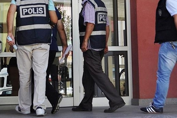 Polis 147 öğretmenin peşinde