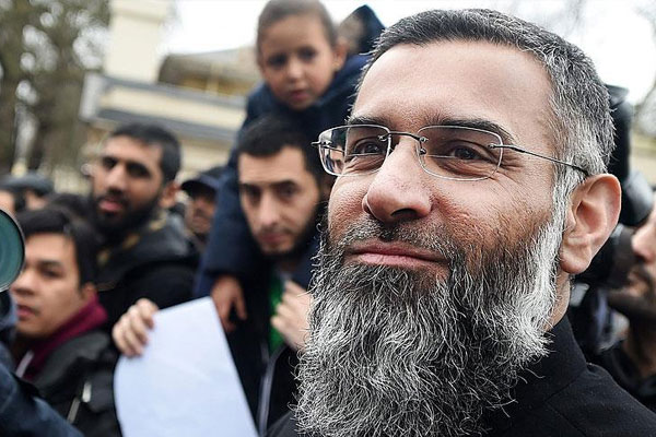 İngiliz Müslüman aktiviste hapis cezası