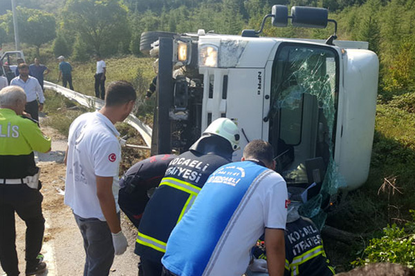 Devrilen kamyonetin altında can pazarı