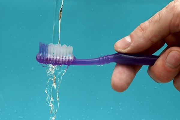 Diş fırçasını asla ıslatmayın!