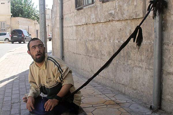 Suriyeli engelli genç iple su borusuna bağlandı