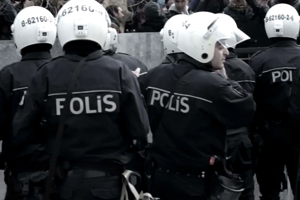Polis lojmanlarına saldırı