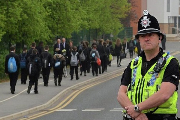 İngiltere polisi de ‘tükürük başlığı’na geçiyor