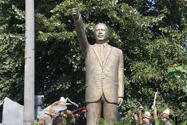 Erdoğan heykeli elinde kaldı
