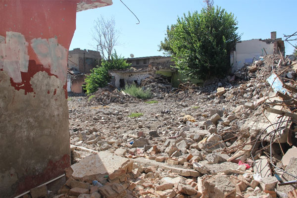 Sur’da bin 312 bina yıkıldı