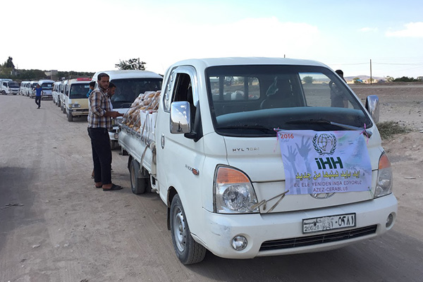 İHH’dan Cerablus’a 10 kamyonluk yardım