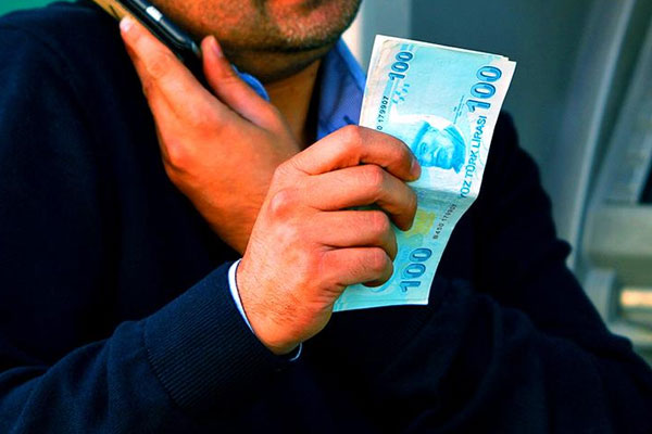 Telefonla doktoru yarım milyon dolandırdılar