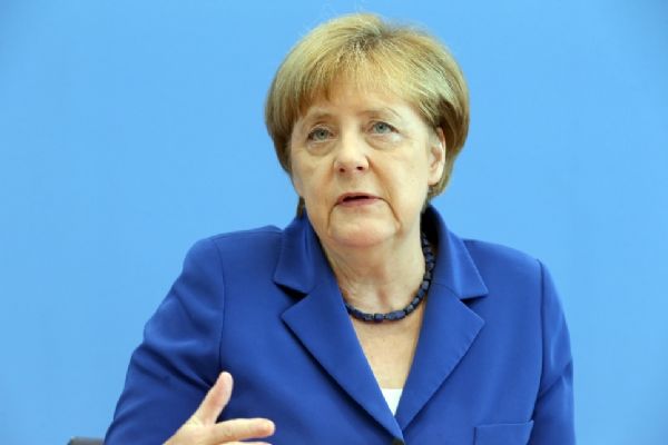 Merkel'i mecliste arkada sıralara kovdular