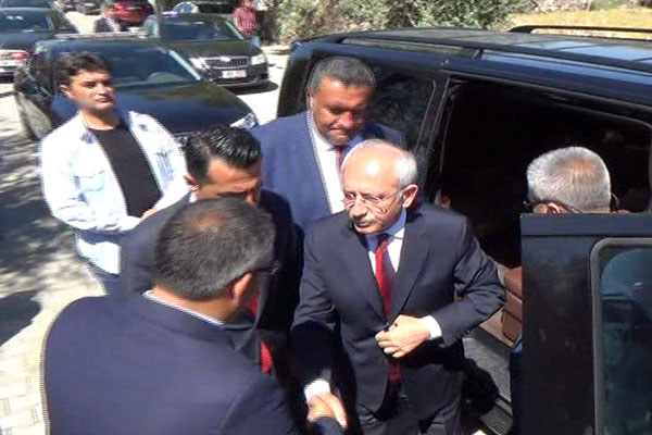 Kılıçdaroğlu, Ömer Halisdemir’in baba evini ziyaret etti