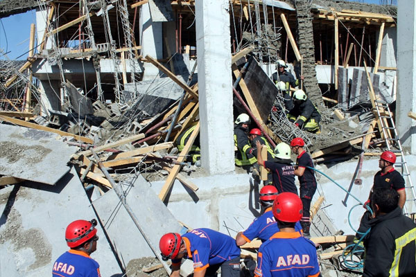 Okul inşaatında göçük: 1 ölü