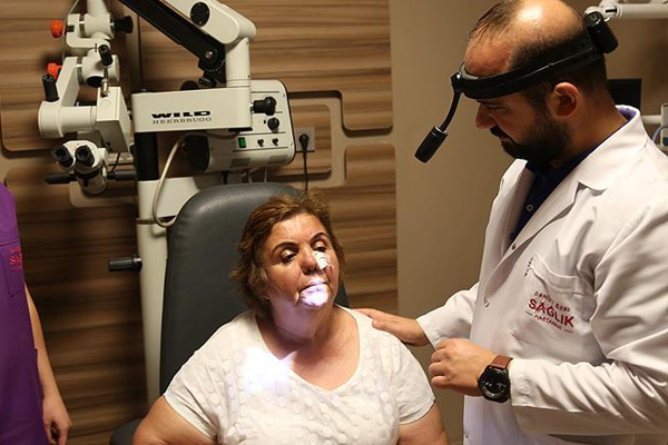 Yüzündeki metal parçasını 58 yıl sonra fark etti