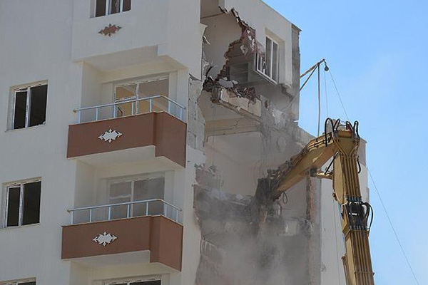 Terör mağdurlarının yaşadığı bina DBP'li belediye tarafından yıkıldı
