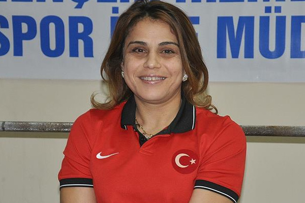 Milli halterci Nazmiye Muratlı'dan altın madalya