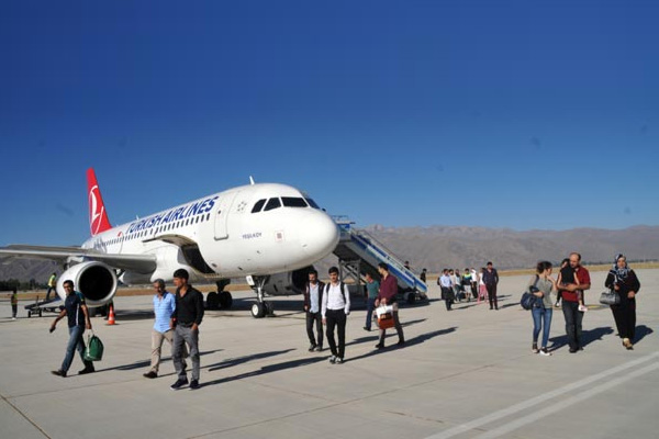 Yüksekova’ya 13 ay sonra ilk yolcu uçağı indi