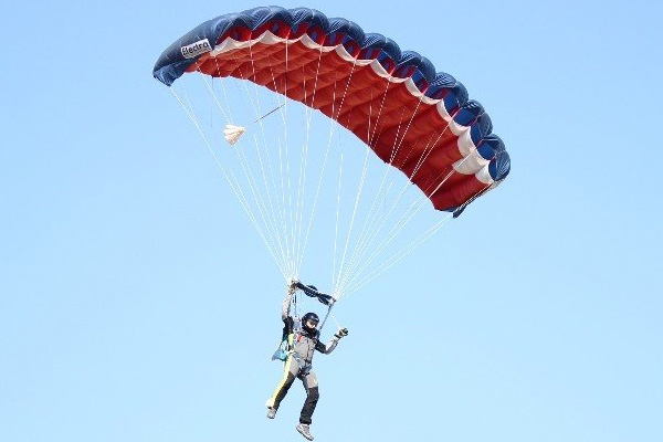 66 yaşında 12 bin feetten atladı