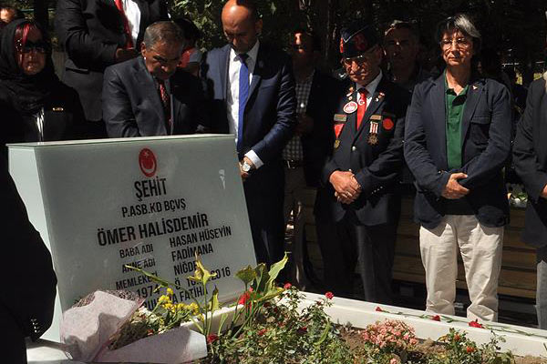 STK'lardan Ömer Halisdemir'in kabrine ziyaret