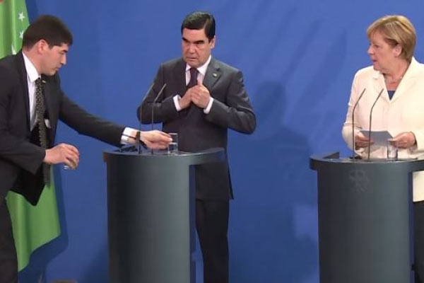 Merkel'i şaşırtan 'zehirlenme' önlemi