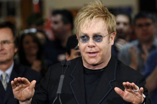 Elton John’dan Türkiye'deki konserlerini iptal eden sanatçılara tepki