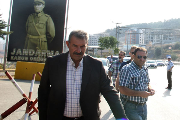 Mehmet Öcalan ve bir avukat İmralı’da