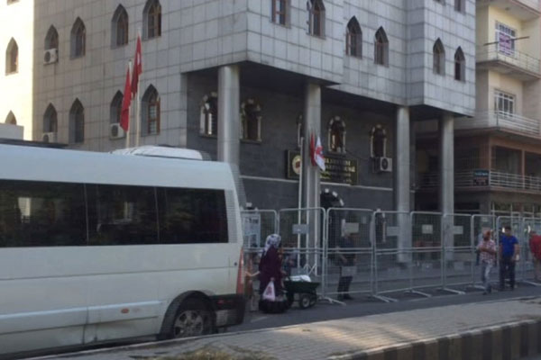 Silvan ve Sur’da aramalar sürüyor