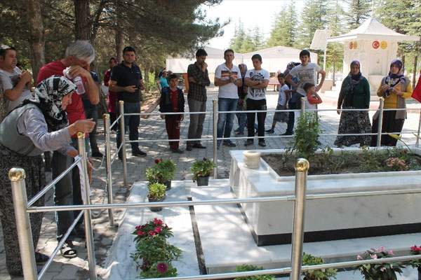 Şehit Halisdemir'in mezarına ziyaretçi akını