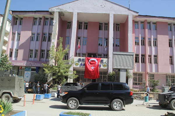 Kayyum, belediyeye bayrak astı