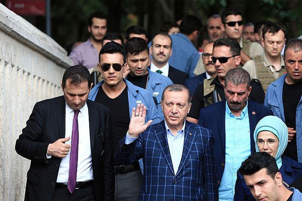 Erdoğan'dan kabir ziyareti