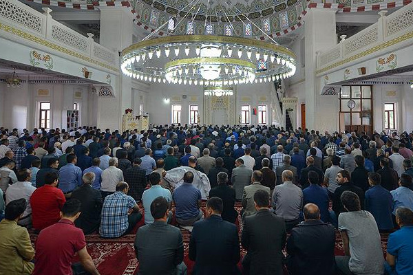 Yüksekova, bayramı kutluyor