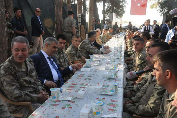 Genelkurmay Başkanı Akar, sınırdaki askerlerle bayramlaştı