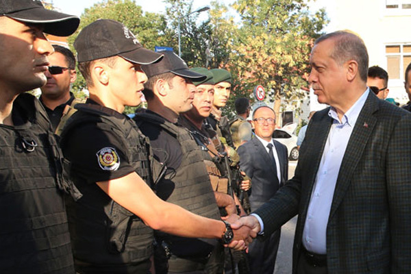 Cumhurbaşkanı Erdoğan Polis Merkezi'ni ziyaret etti