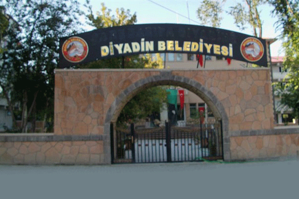 Kürtçe tabela geri asılacak