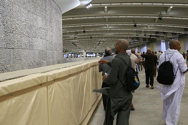 Hacılar şeytan taşlamayı sürdürüyor