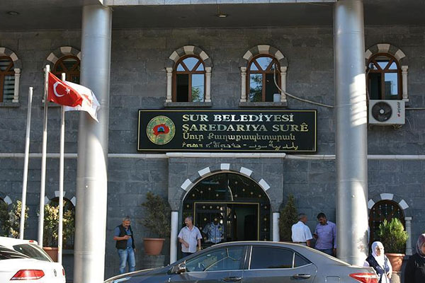 Sur ve Silvan belediyelerinde yasa dışı materyaller çıktı