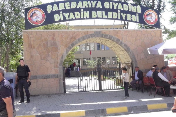 Bakan Soylu'nun talimatıyla Kürtçe tabela yeniden asıldı