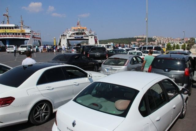 Bayram yoğunluğu kilometrelerce kuyruk oluşturdu