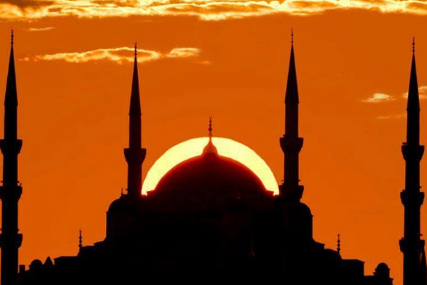 Gece yarısı okunan selalar halkı tedirgin etti, polise ihbar yağdı