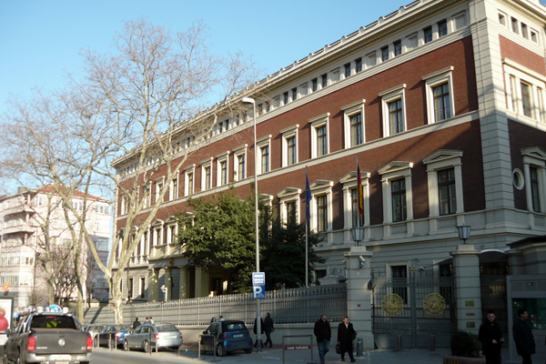 Almanya Türkiye'deki temsilciliklerini ve okullarını kapattı!