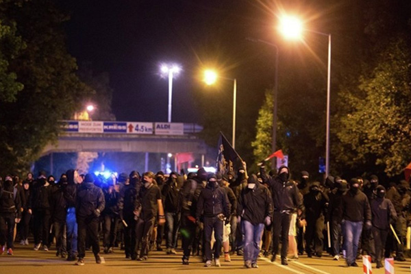 Almanya'da aşırı sağcılar ile sığınmacılar arasında kavga