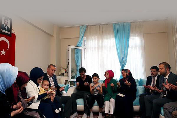 Erdoğan'dan 15 Temmuz şehitlerinin ailelerine ziyaret
