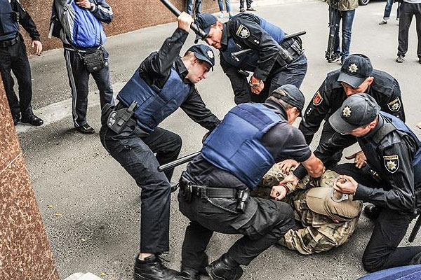 Ukrayna'da Duma seçimleri protesto edildi