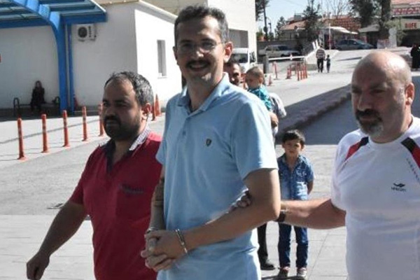 Gözaltına alınan emniyet müdüründen gazetecilere: İyi çek, yakışıklı çıksın