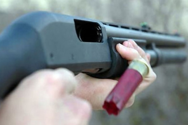 Oğlunu domuz sanıp öldürdü