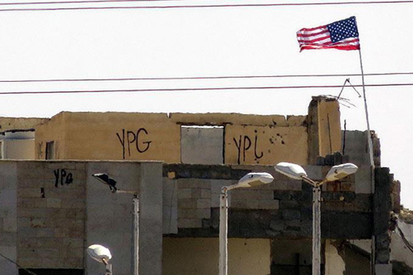 PYD'nin diktiği ABD bayrağı hala yerinde duruyor