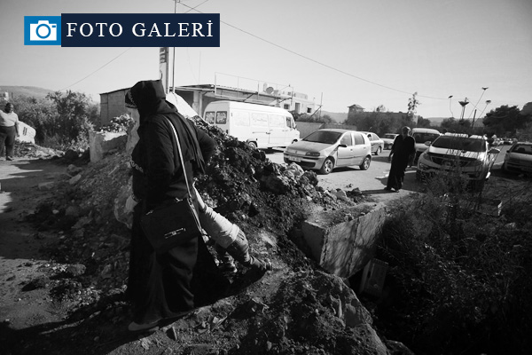 İsrail Filistinlilere ait beldeleri toprak ve beton bariyerlerle kapattı