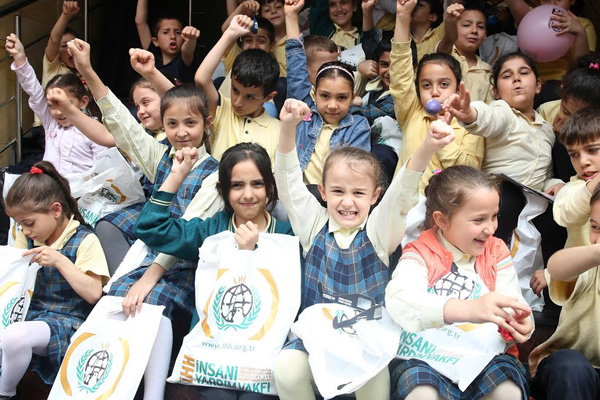 Türkiye’deki öğrenciler 24 bin yetimin yüzünü güldürüyor