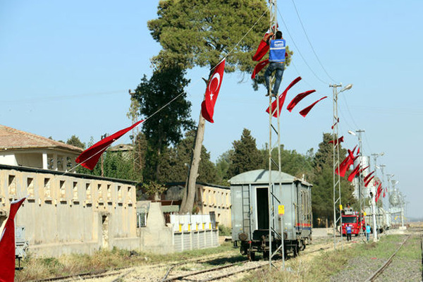 PYD'nin ABD bayraklarına karşı sınıra 3 bin bayrak asıldı