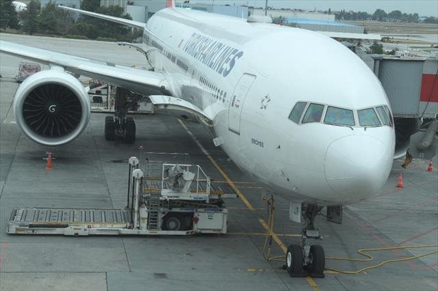 Uçağa bagaj yükleme aracı çarptı