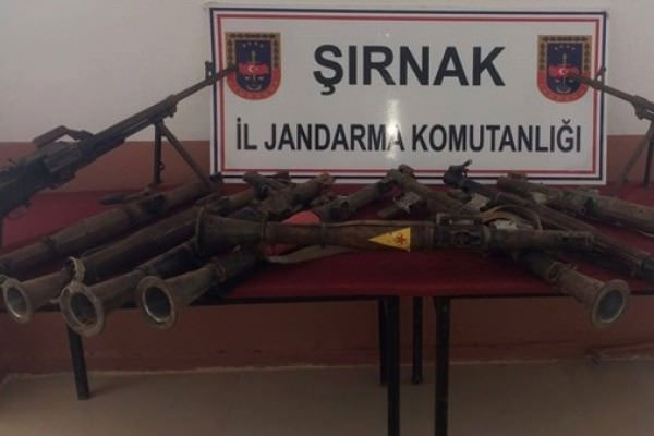 Ele geçirilen roketatarlarda YPG amblemi