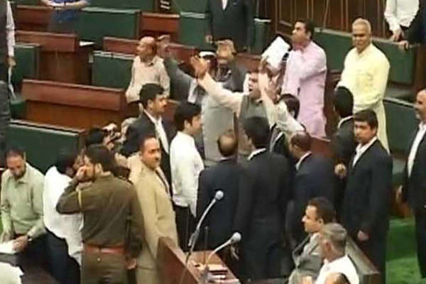 Keşmir iktidarında istifa!