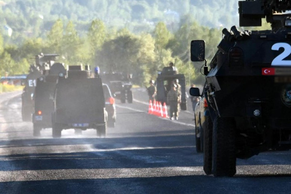 Zırhlı polis aracına bombalı saldırı